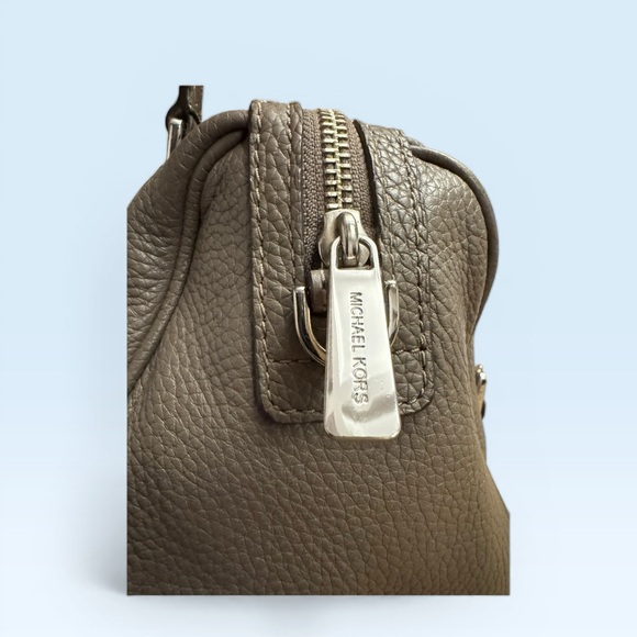 Michael Kors Bedford Top Zip Satchel. - Picture 4 of 9